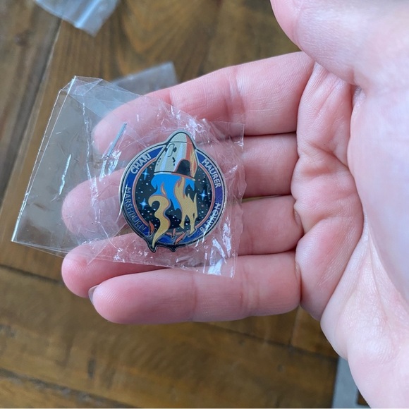 Lot Of Six NASA Space Flight Awareness Pins Lapel Space X Crew 1 Artemis 3 - Picture 4 of 8